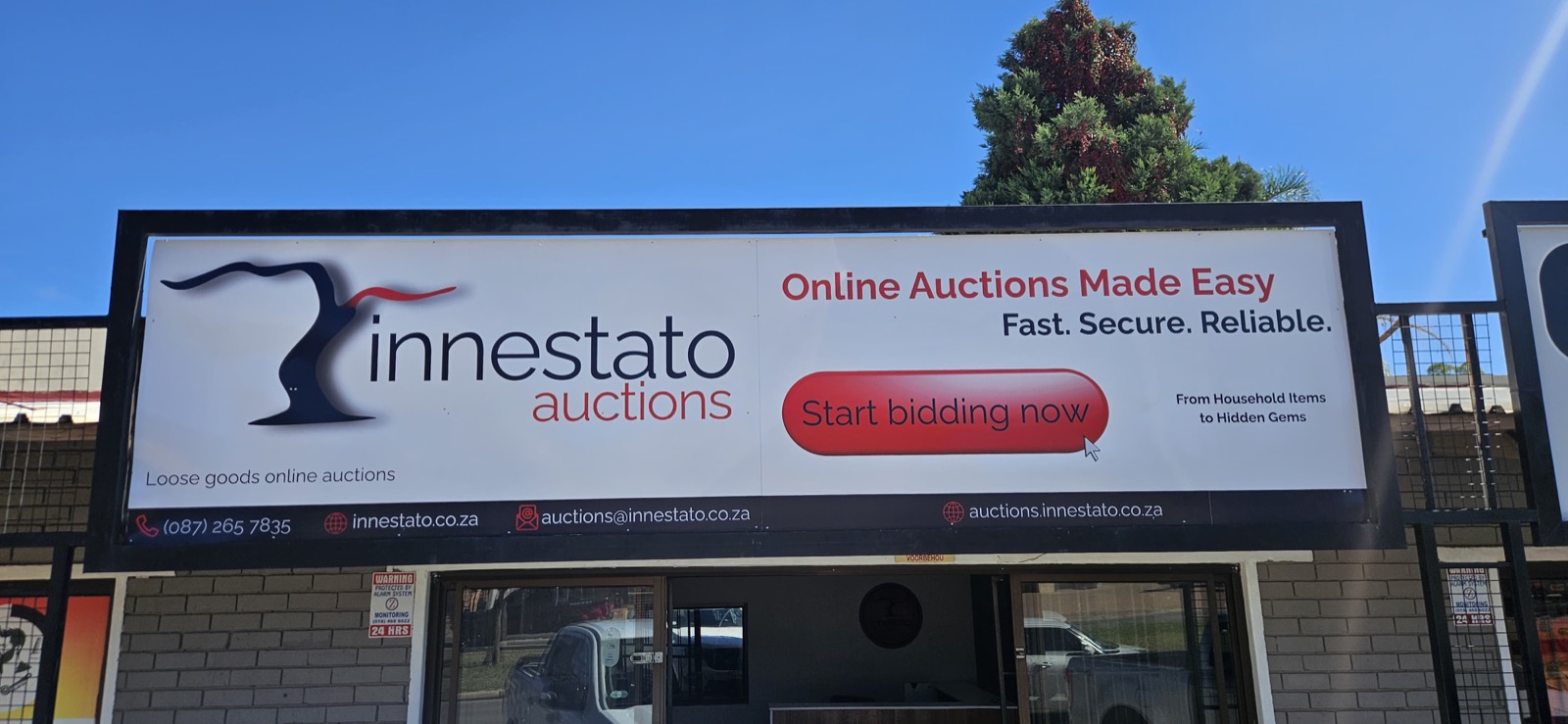 Innestato Auctions signboard — Online Auctions Made Easy