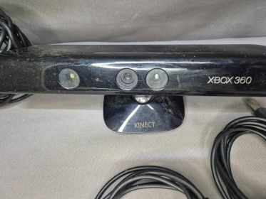 Xbox 360 Console (60GB) + Kinect Sensor + 2 Wireless Controllers