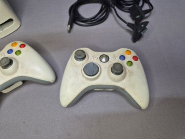 Xbox 360 Console (60GB) + Kinect Sensor + 2 Wireless Controllers