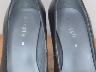Froggie Black Leather Platform Courts — Size 9