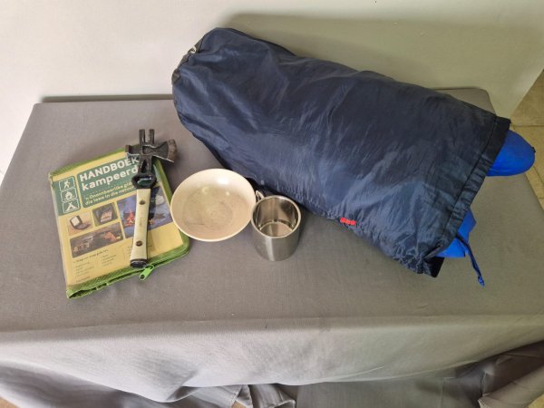 Camping Bundle — Sleeping Bag, Handboek Kampeerder, Camp Hatchet, Bowl & Steel Mug