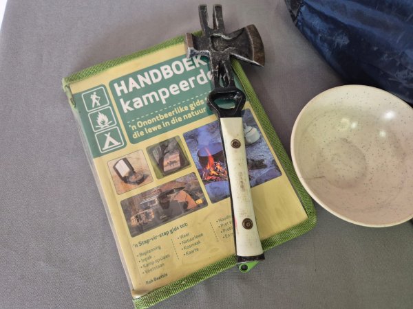 Camping Bundle — Sleeping Bag, Handboek Kampeerder, Camp Hatchet, Bowl & Steel Mug