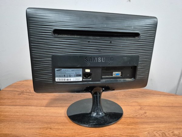 Samsung SyncMaster B1930 Widescreen LCD Monitor (Powers On, No Cables)