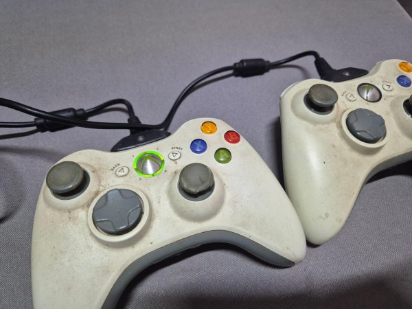 Xbox 360 Console (60GB) + Kinect Sensor + 2 Wireless Controllers