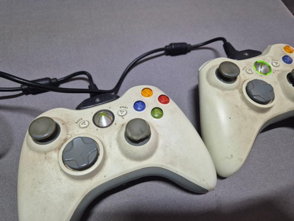 Xbox 360 Console (60GB) + Kinect Sensor + 2 Wireless Controllers