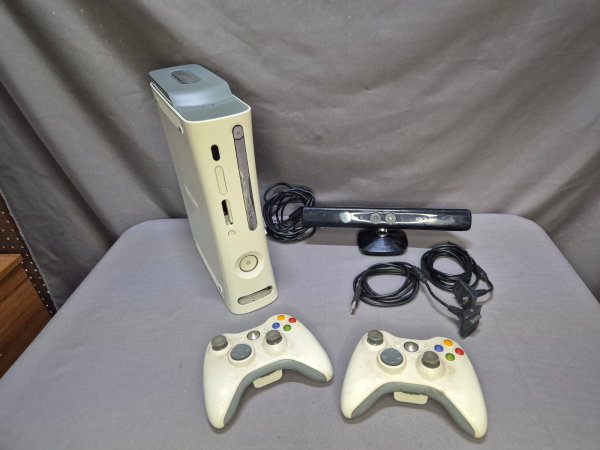 Xbox 360 Console (60GB) + Kinect Sensor + 2 Wireless Controllers