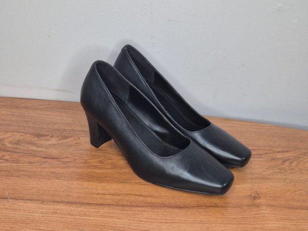 Green Cross Black Leather Court Shoes — Size 39