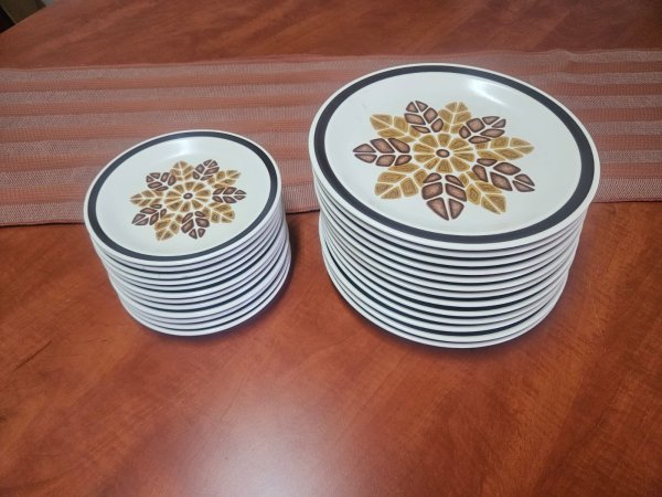 Retro 1970s Geometric Dinner Service — ~30 Pieces, Brown & Ochre