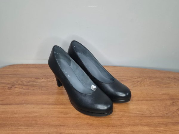 Froggie Black Leather Platform Courts — Size 9