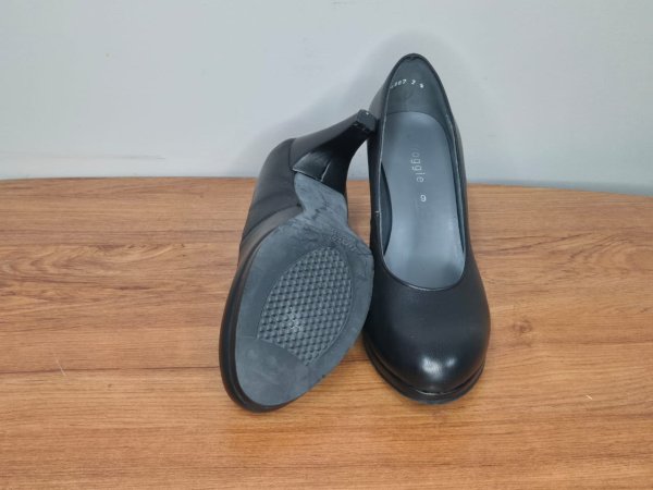 Froggie Black Leather Platform Courts — Size 9