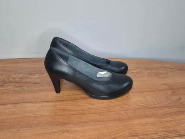 Froggie Black Leather Platform Courts — Size 9