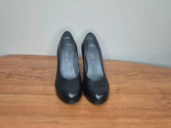 Froggie Black Leather Platform Courts — Size 9