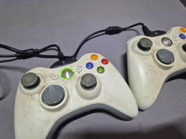 Xbox 360 Console (60GB) + Kinect Sensor + 2 Wireless Controllers