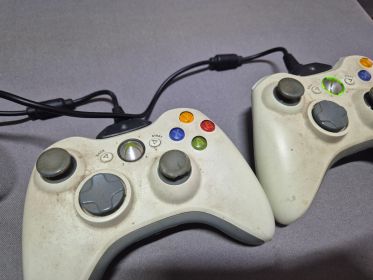 Xbox 360 Console (60GB) + Kinect Sensor + 2 Wireless Controllers