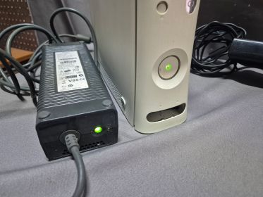Xbox 360 Console (60GB) + Kinect Sensor + 2 Wireless Controllers
