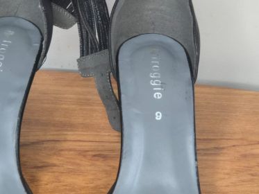 Froggie Black Leather Strappy Sandals — Size 9, Ankle Strap
