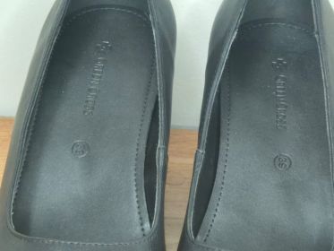 Green Cross Black Leather Court Shoes — Size 39