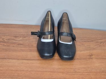 Froggie Black Leather Mary Janes — Size 4, Block Heel