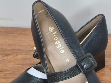 Froggie Black Leather Mary Janes — Size 4, Block Heel