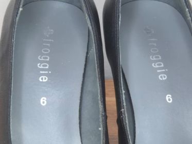 Froggie Black Leather Platform Courts — Size 6