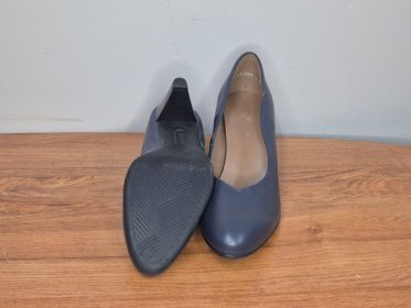 Froggie Navy Leather Court Shoes — Size 9