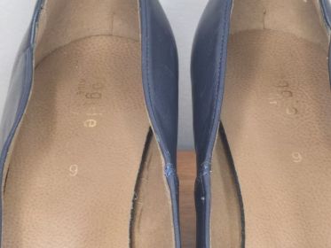 Froggie Navy Leather Court Shoes — Size 9