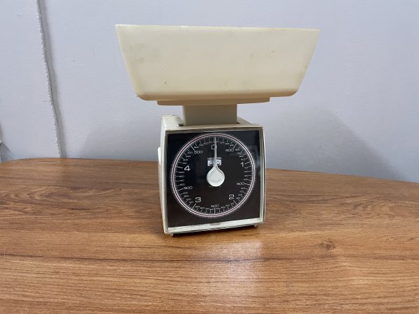 Vintage Kitchen Scale