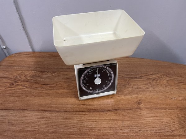 Vintage Kitchen Scale