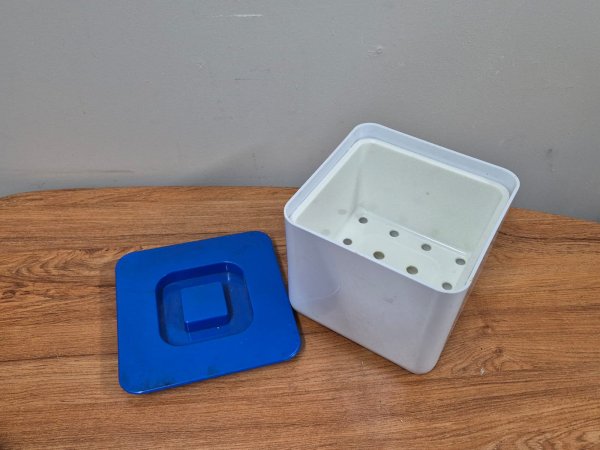 Lilimet Kitchens Retro Bread & Vegetable Keeper — Blue Lid