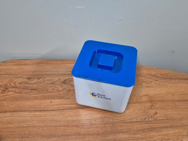 Lilimet Kitchens Retro Bread & Vegetable Keeper — Blue Lid