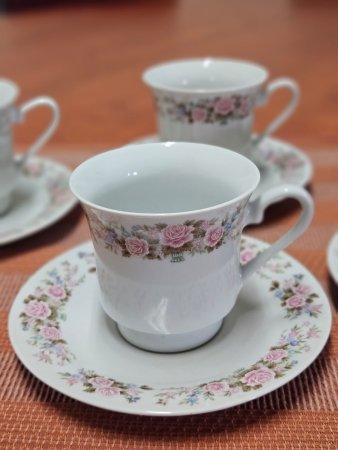 Rose Pattern Porcelain Tea Service — 15 Cups & 15 Saucers (30 Pieces)