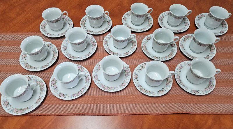 Rose Pattern Porcelain Tea Service — 15 Cups & 15 Saucers (30 Pieces)