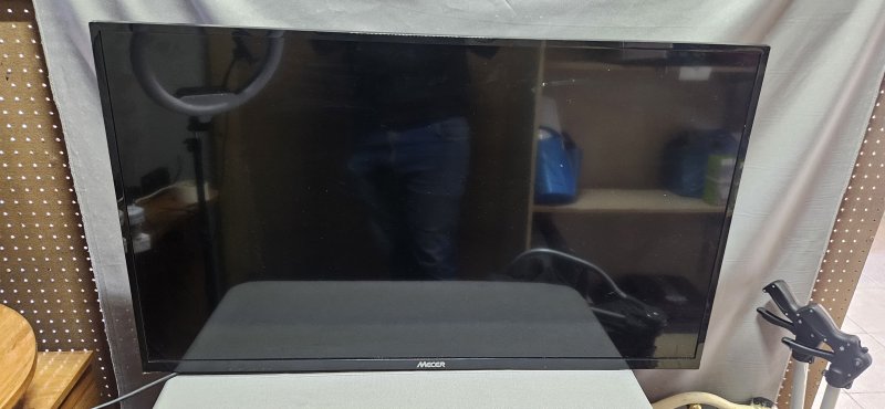 Mecer LED Flatscreen TV — Large (Faulty / Spares or Repair)