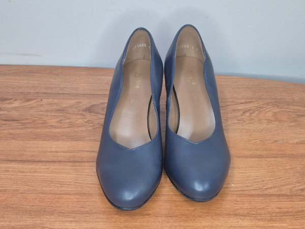 Froggie Navy Leather Court Shoes — Size 7, Made in South Africa