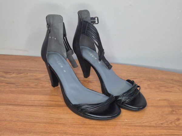 Froggie Black Leather Strappy Sandals — Size 9, Ankle Strap