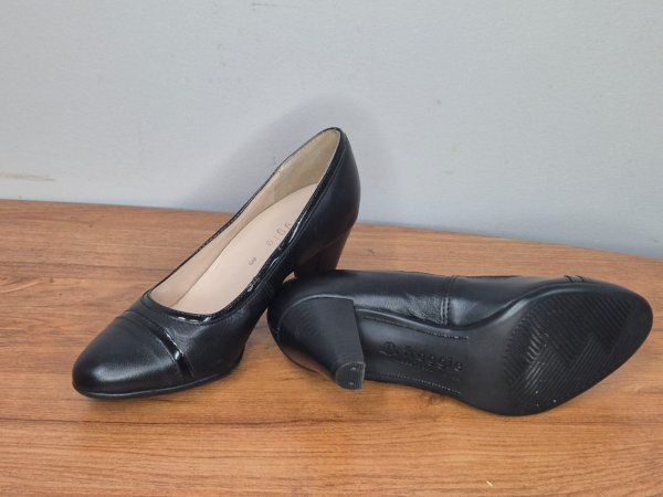 Froggie Black Leather Court Shoes — Size 3, Cap Toe