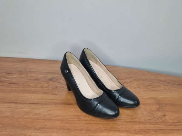 Froggie Black Leather Court Shoes — Size 3, Cap Toe