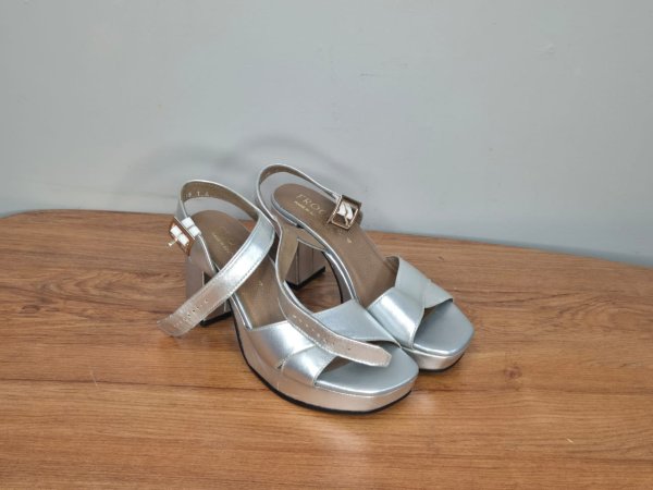Froggie Silver Metallic Platform Sandals — Size 4