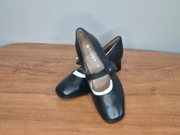 Froggie Black Leather Mary Janes — Size 4, Block Heel