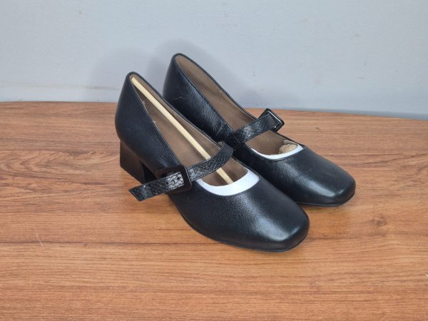 Froggie Black Leather Mary Janes — Size 4, Block Heel