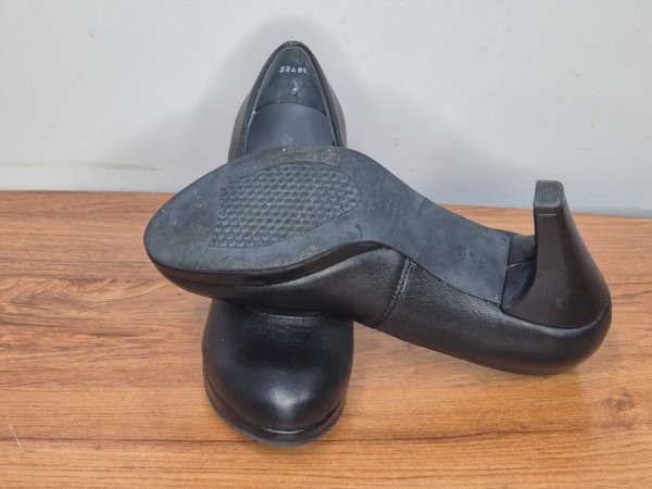 Froggie Black Leather Platform Courts — Size 6