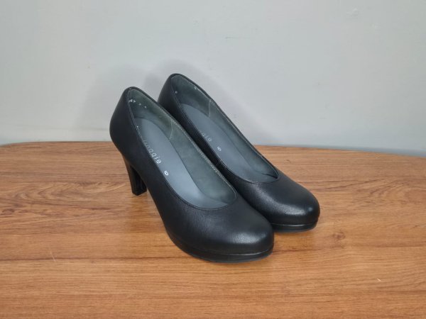 Froggie Black Leather Platform Courts — Size 6