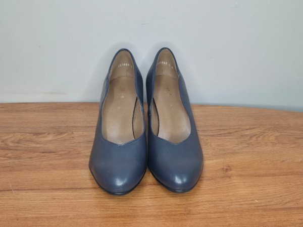 Froggie Navy Leather Court Shoes — Size 9