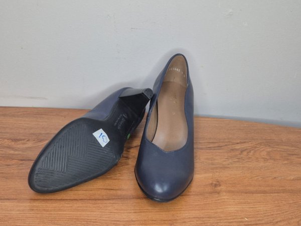 Froggie Navy Leather Court Shoes — Size 9