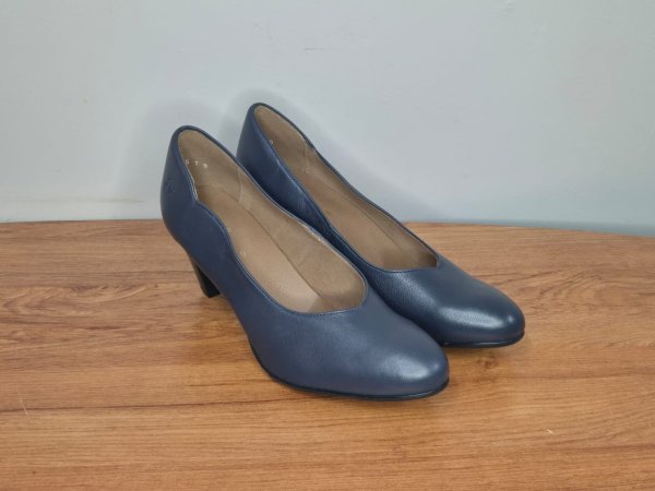 Froggie Navy Leather Court Shoes — Size 9